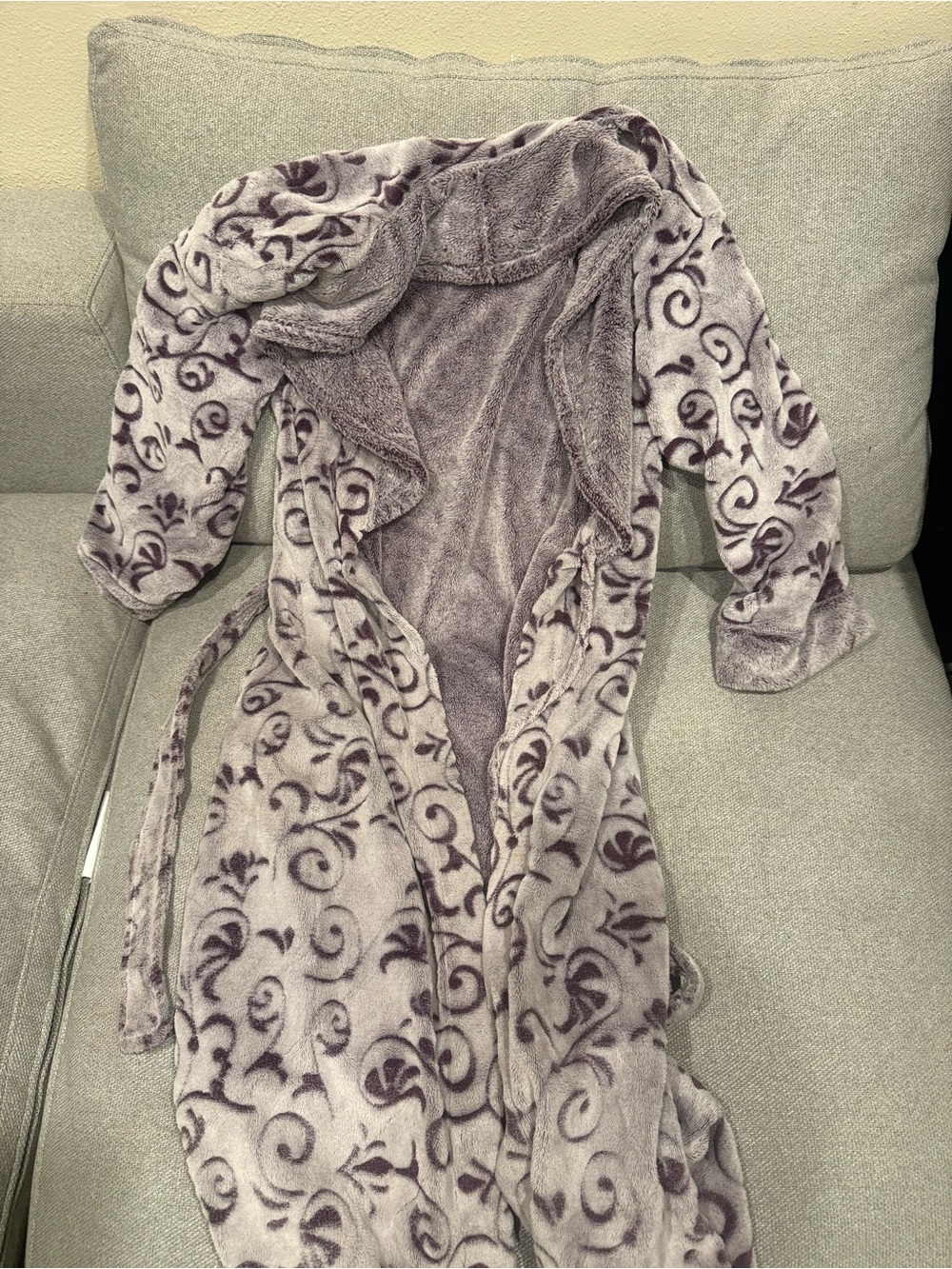 Plush Hooded Robe with Floral Swirl Pattern in Light Gray